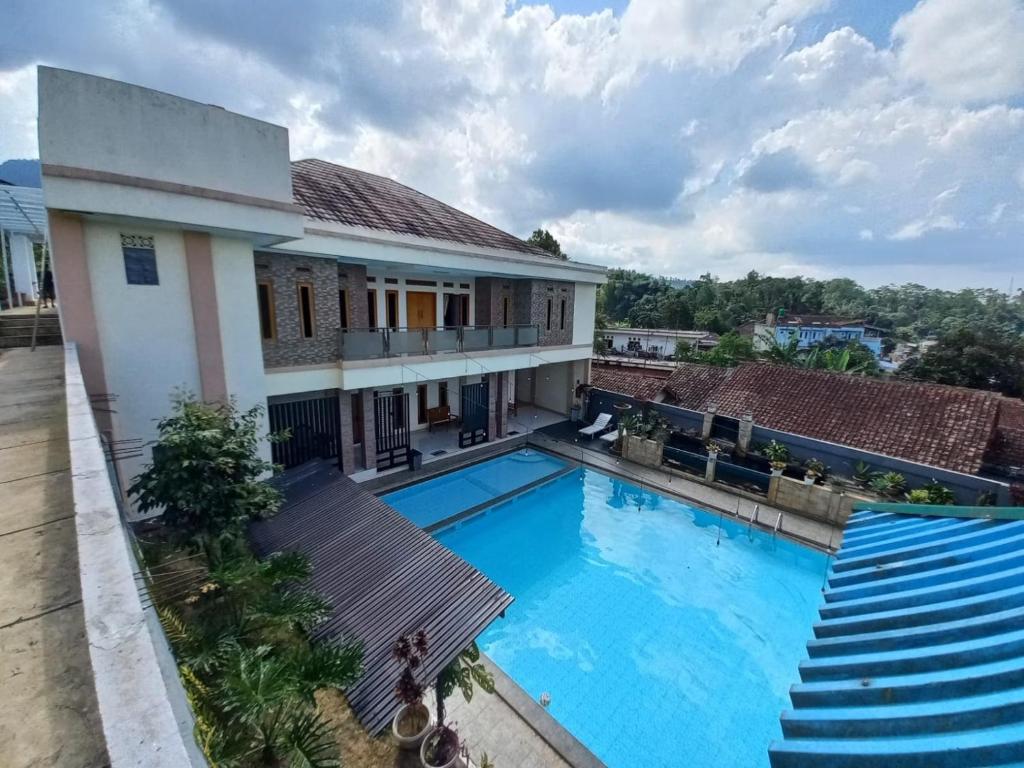 vista sul tetto di una piscina di fronte a una casa di Collection O 92634 Villa Ds a Sumedang