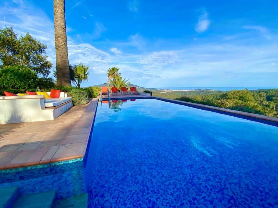 een zwembad met uitzicht op de oceaan bij Villa Secret Paradise, Costa Brava in Lloret de Mar