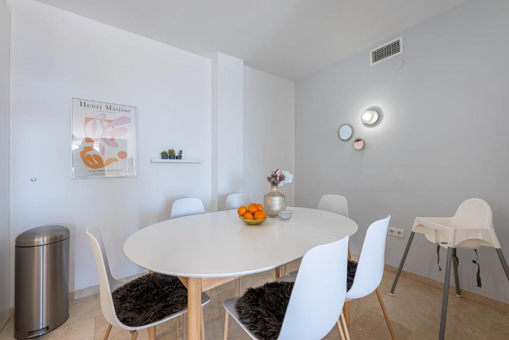 Posedenie v ubytovaní 2 bedroom with sea and mountain views, pool