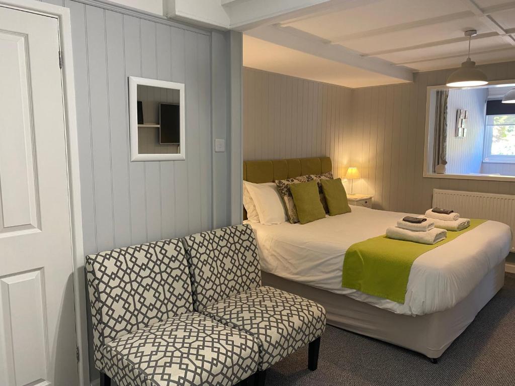 1 dormitorio con 1 cama, 1 sofá y 1 silla en Petherton Cottage Studios en Ringwood
