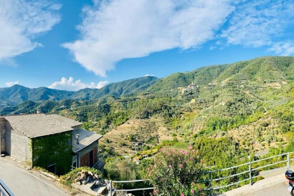 uma casa ao lado de uma estrada com montanhas em Un Tuffo nel Mare em Levanto