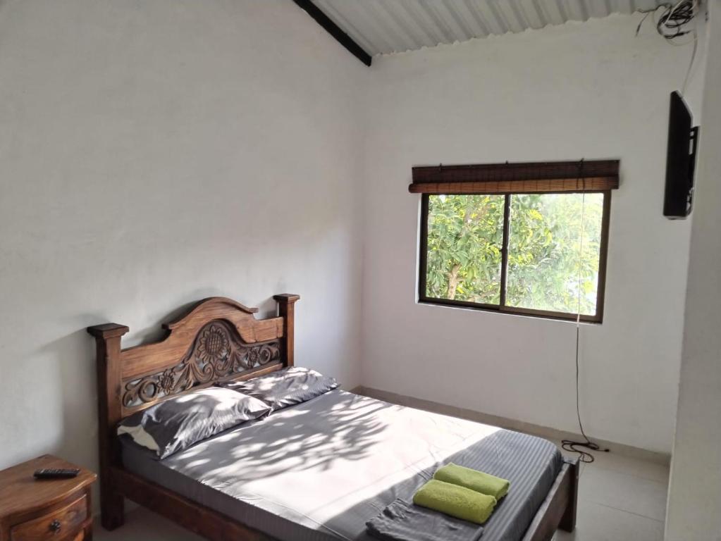 een slaapkamer met een bed en een raam bij Naru in Utica