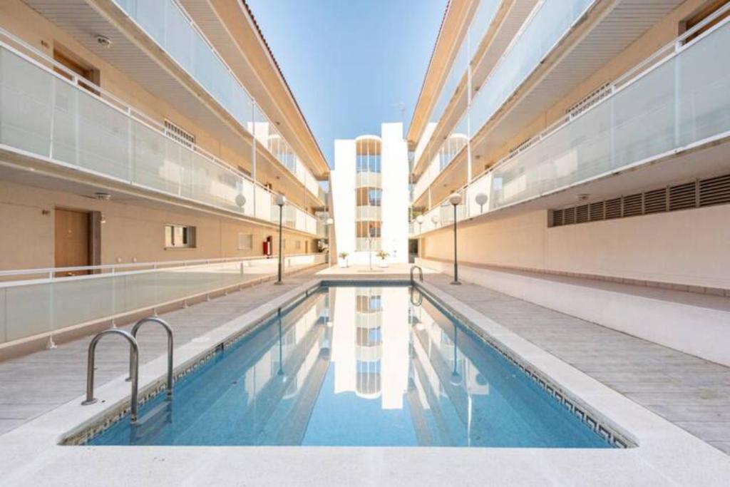 薩洛的住宿－Salou Garden，一座室内游泳池,位于一座建筑中