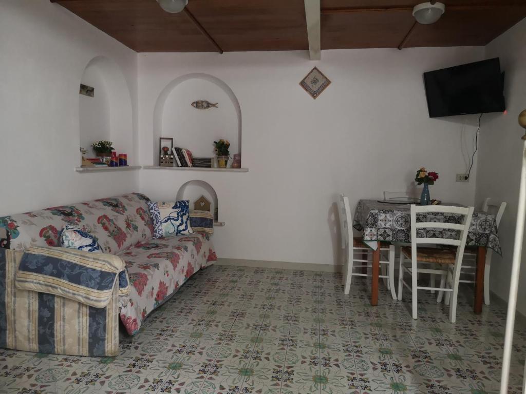 un soggiorno con divano e tavolo di Al Limone a Città di Lipari