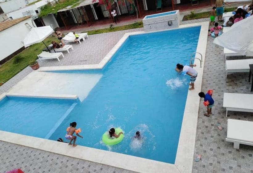 un gruppo di persone che giocano in piscina di HOTEL LUCERO PARACAS a Paracas