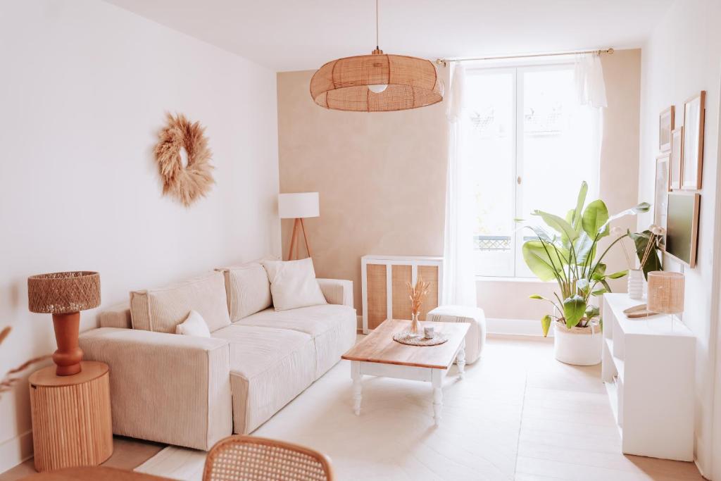 sala de estar con sofá blanco y mesa en La Parenthèse Voironnaise, charmant petit appart, en Voiron