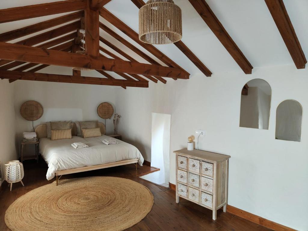 una camera con letto e pavimento in legno di Casa Maria Flora a Ojén