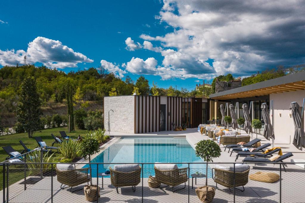Bazén v ubytování Floria Glamping Garden nebo v jeho okolí