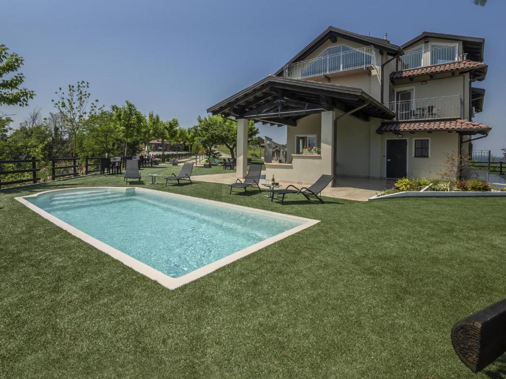 un cortile con piscina e una casa di Casa del Rosmarino ad Asti