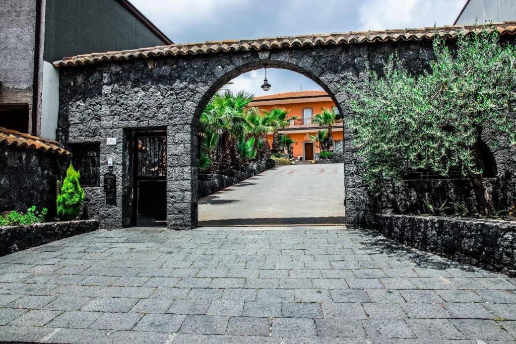uma entrada para um edifício de pedra com um arco em Martina Paradise Affitta Camere em Nicolosi