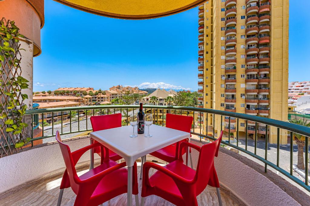 un tavolo e sedie su un balcone con vista di Torres del Sol Beach Front Apartment PH06 a Los Cristianos