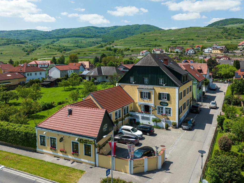 eine Luftansicht einer Kleinstadt mit auf einem Parkplatz geparkt in der Unterkunft Donauhof - Hotel garni in Weissenkirchen in der Wachau