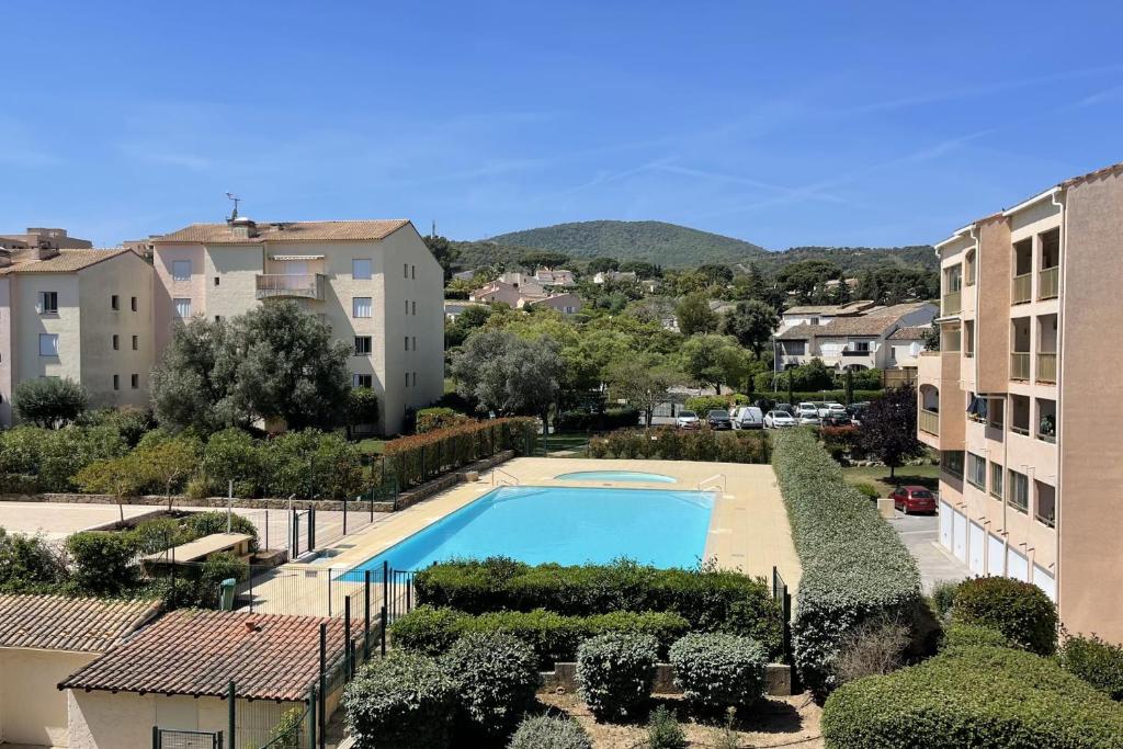 vista para uma piscina numa villa em T2 with balcony close to the sea em Sainte-Maxime