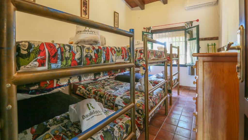 Palanda nebo palandy na pokoji v ubytování El Algarín La Puebla de Los Infantes by Ruralidays