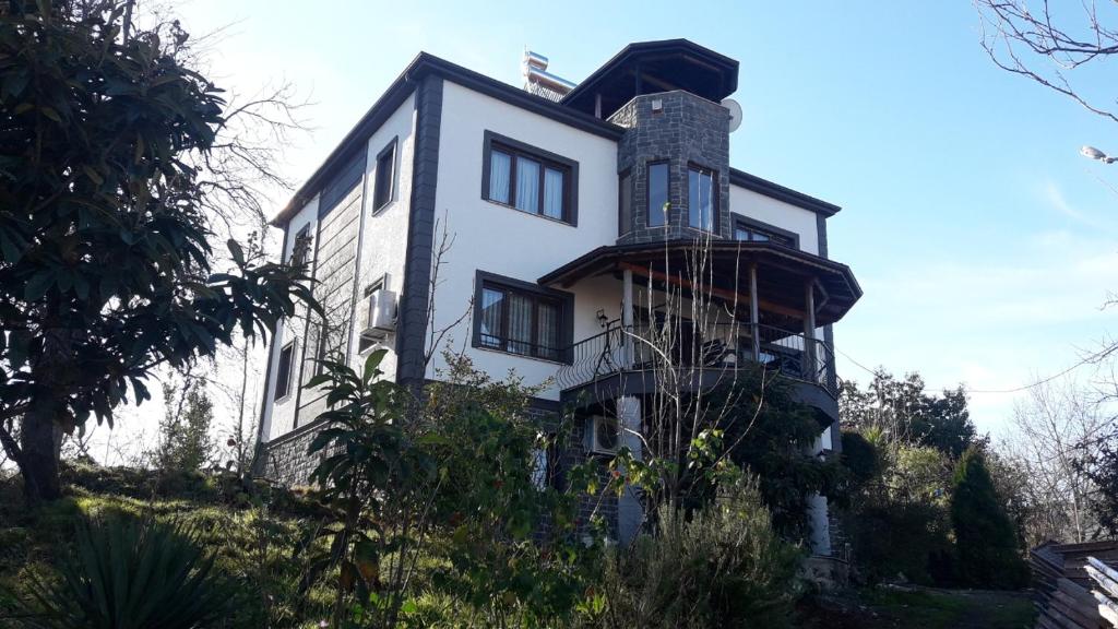 una casa blanca en la cima de una colina en Nergis dağ evi, en Trabzon