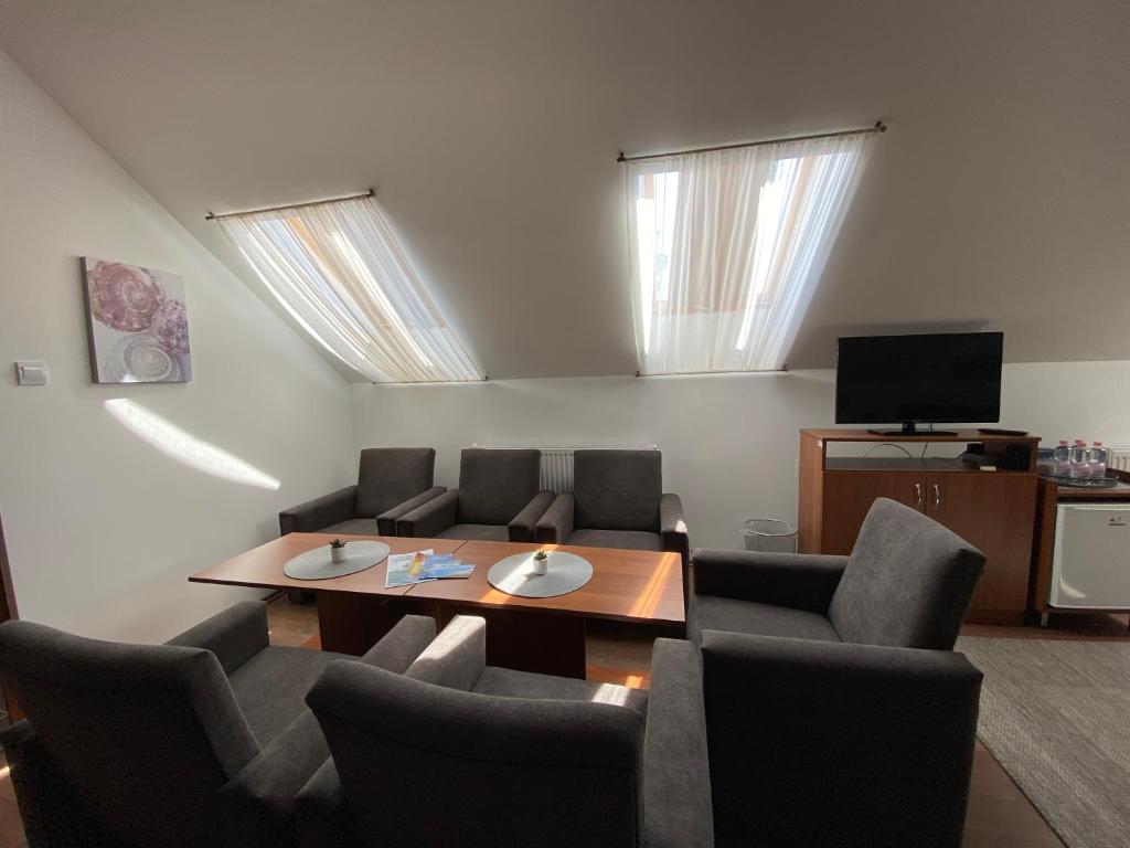 TV a/nebo společenská místnost v ubytování Riviéra Apartmanok