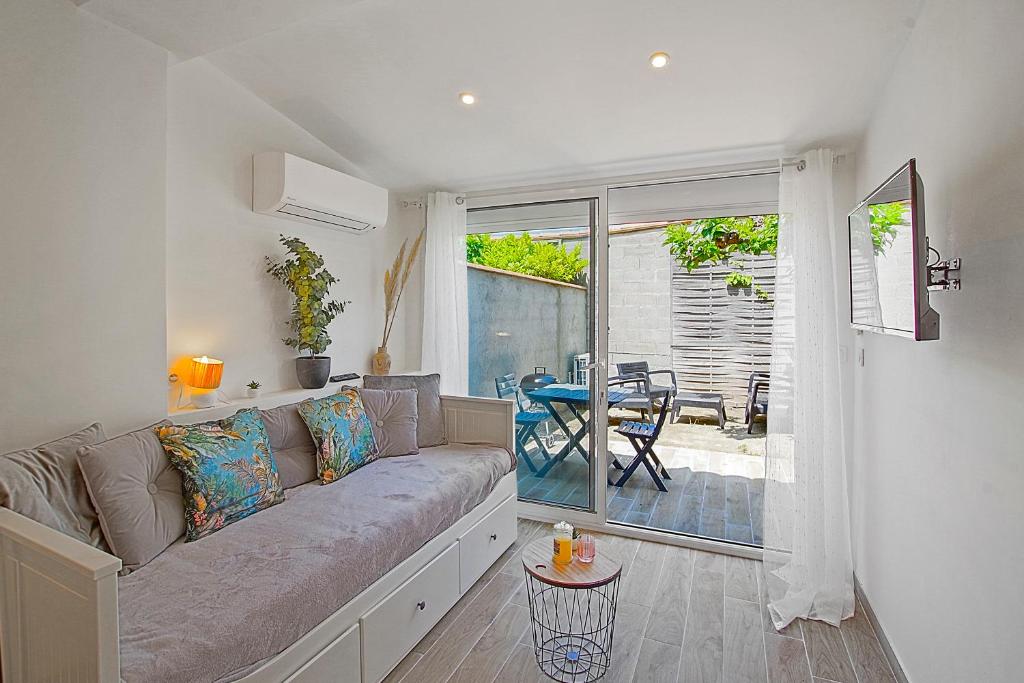 un salon avec un canapé et une table dans l'établissement Studio calme et moderne à 300m de la plage -1-, à Canet