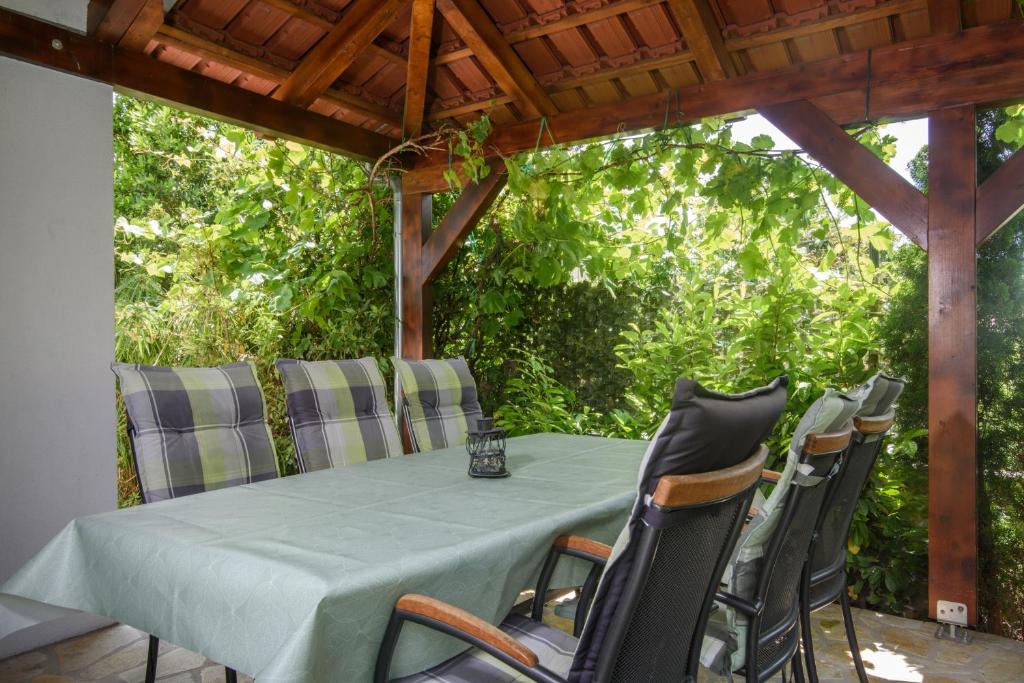 Vonkajšia záhrada v ubytovaní Villa Lado with private pool near Split