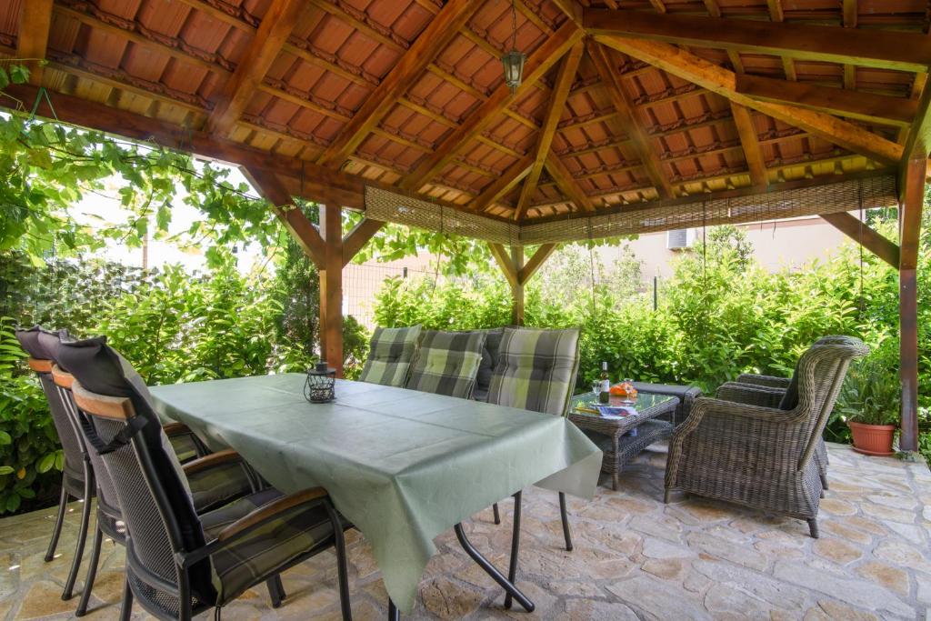 Vonkajšia záhrada v ubytovaní Villa Lado with private pool near Split