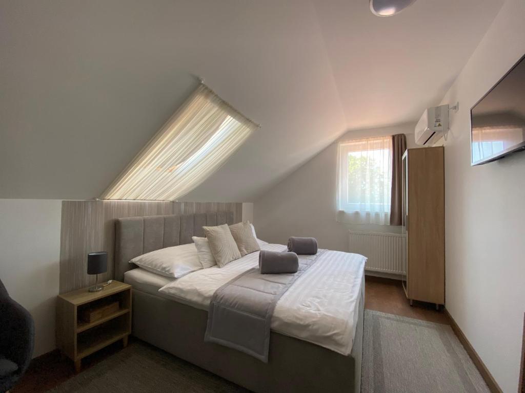 Postel nebo postele na pokoji v ubytování Riviéra Apartmanok
