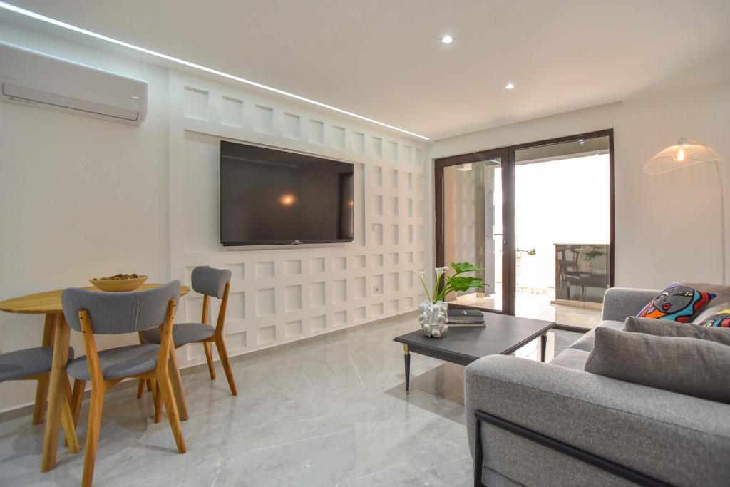 Uma área de estar em Misisuone Apartments Budva