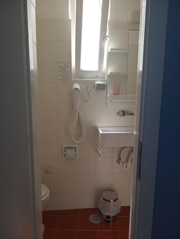 Un baño de Al Mari Suites