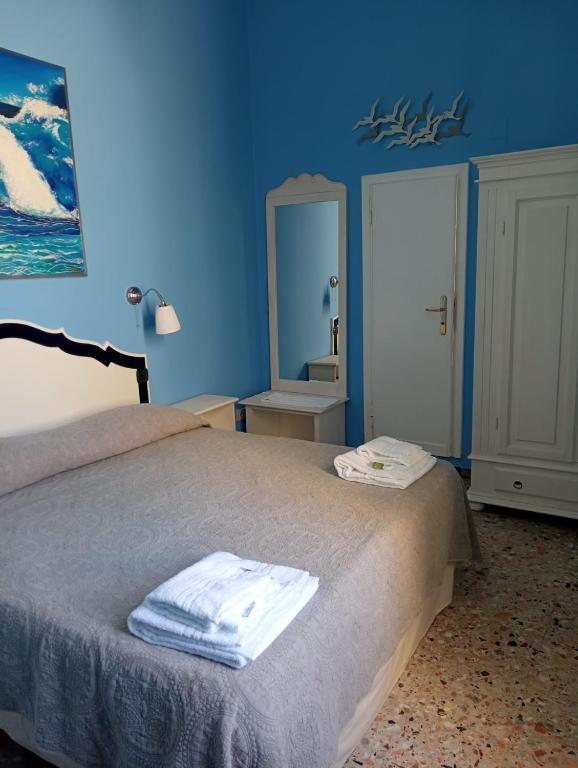 Una cama o camas en una habitación de Al Mari Suites
