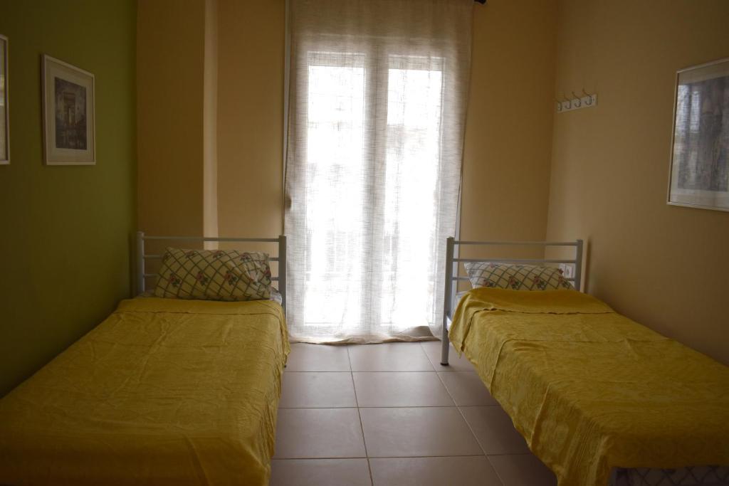 Postel nebo postele na pokoji v ubytování Central apartment in Nea Kallikratia