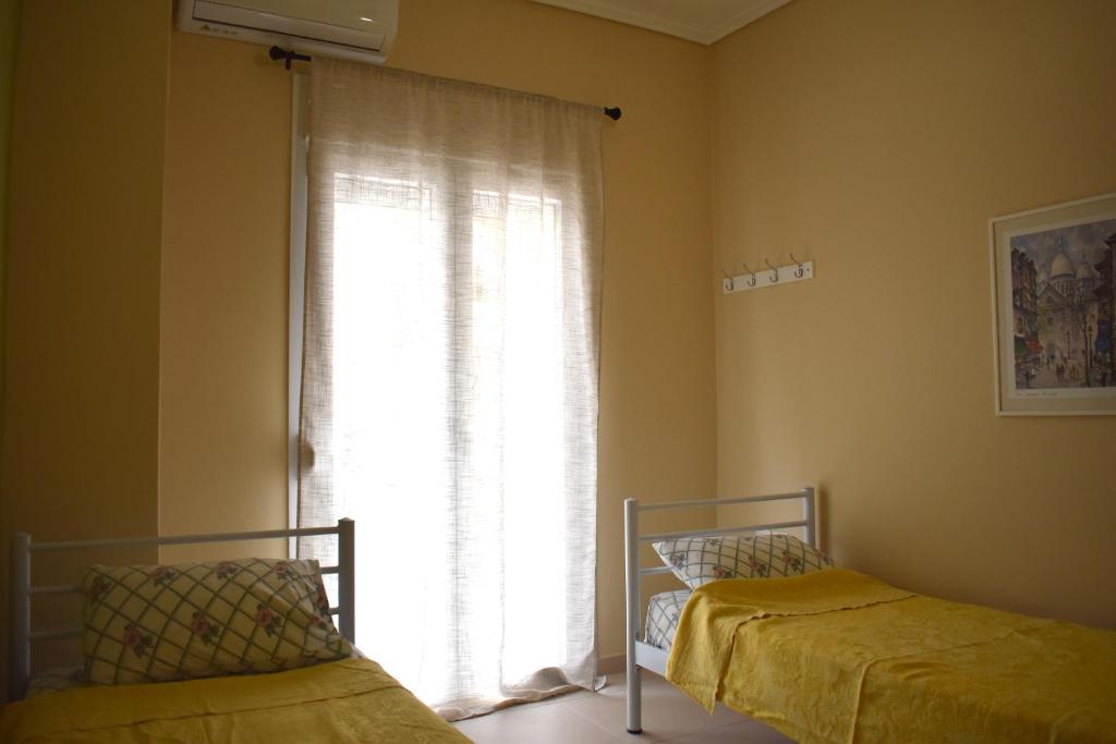 Postel nebo postele na pokoji v ubytování Central apartment in Nea Kallikratia