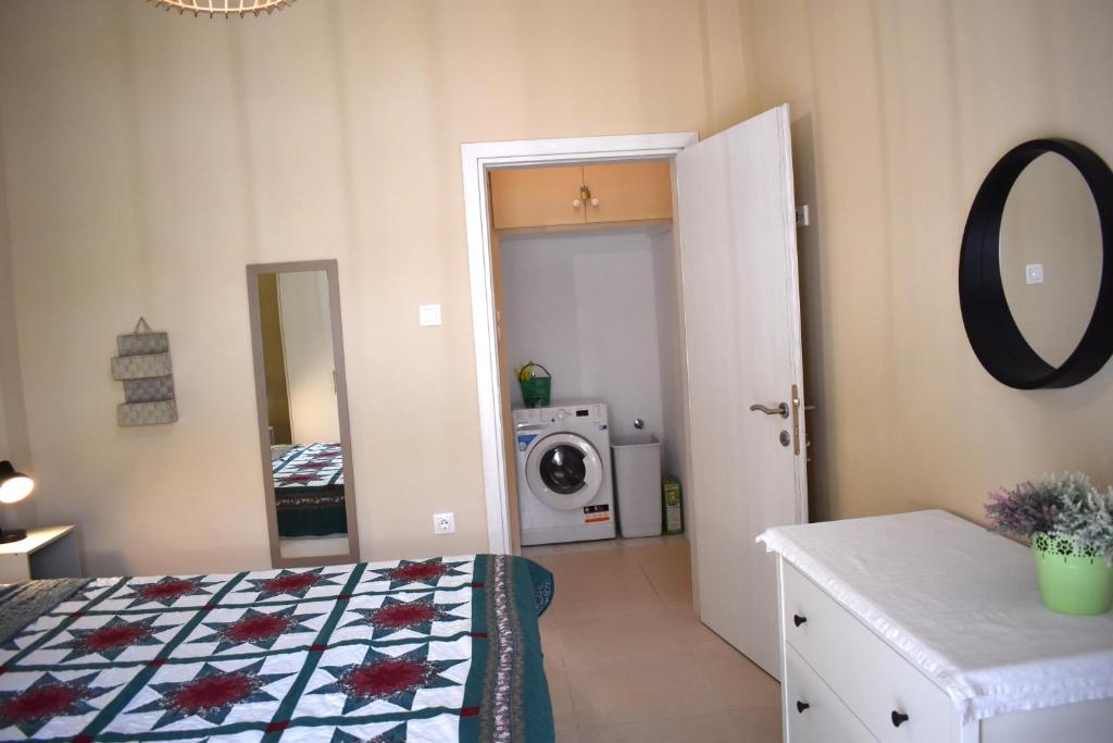 Postel nebo postele na pokoji v ubytování Central apartment in Nea Kallikratia