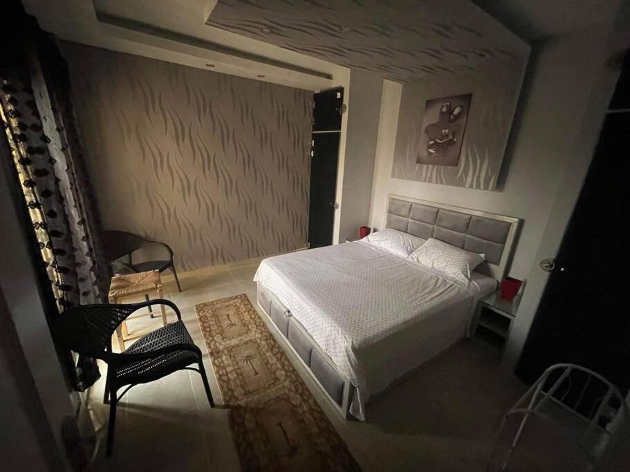 Ένα ή περισσότερα κρεβάτια σε δωμάτιο στο Rehab 2- Modern one bedroom with garden