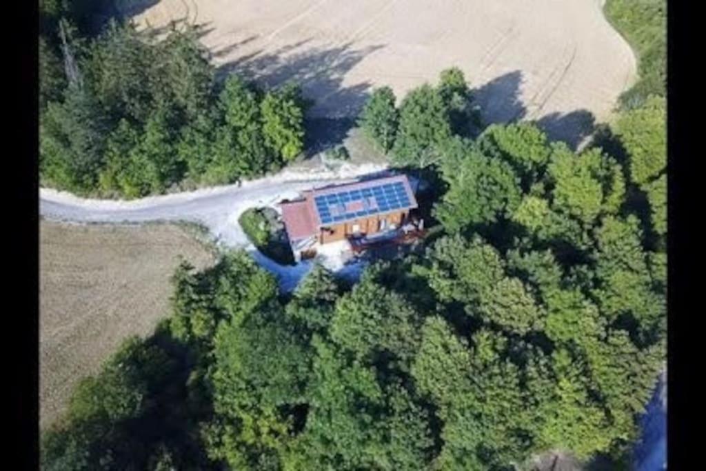 una vista aérea de una casa en el bosque en Gîte du Chalet - Le studio en pleine nature, 