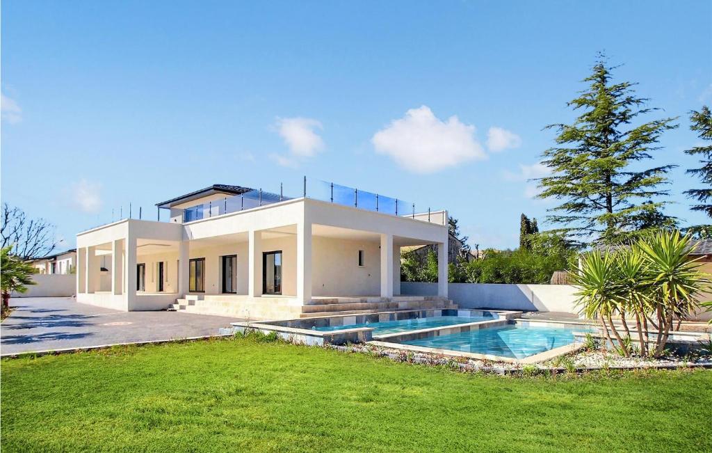 ein Haus mit einem Swimmingpool davor in der Unterkunft Amazing Home In Pont Saint Esprit in Pont-Saint-Esprit