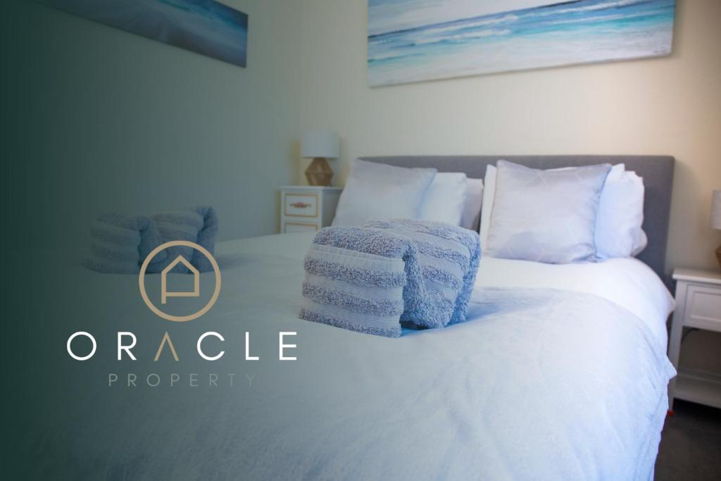 - une chambre avec un lit doté de draps et d'oreillers blancs dans l'établissement 1-Bed Apartment - FREE Parking - Town Centre, à Stratford-upon-Avon