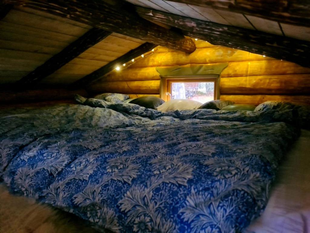 Postel nebo postele na pokoji v ubytování Cozy Lakeside Adventure