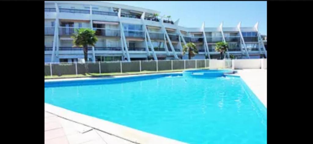 Bazén v ubytování Studio piscine plages à pied nebo v jeho okolí