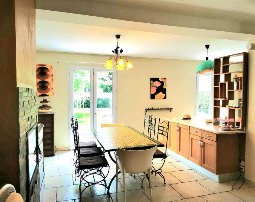 - une cuisine avec une table et des chaises dans la chambre dans l'établissement Maison les Asphodèles, à LʼIsle-sur-la-Sorgue