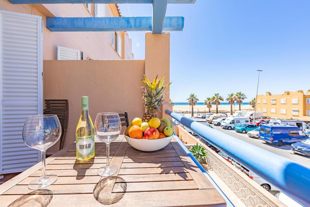Beachfront, pool, terrace & WIFI
