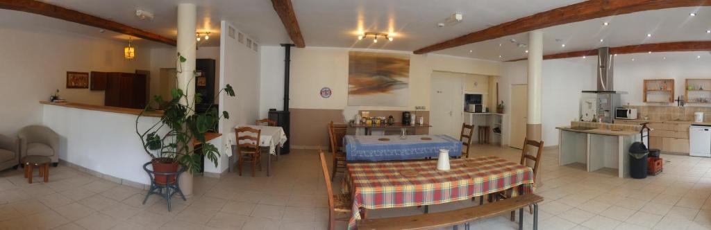 a kitchen and a living room with a table in a room at Solfé Backpacker in Luz-Saint-Sauveur