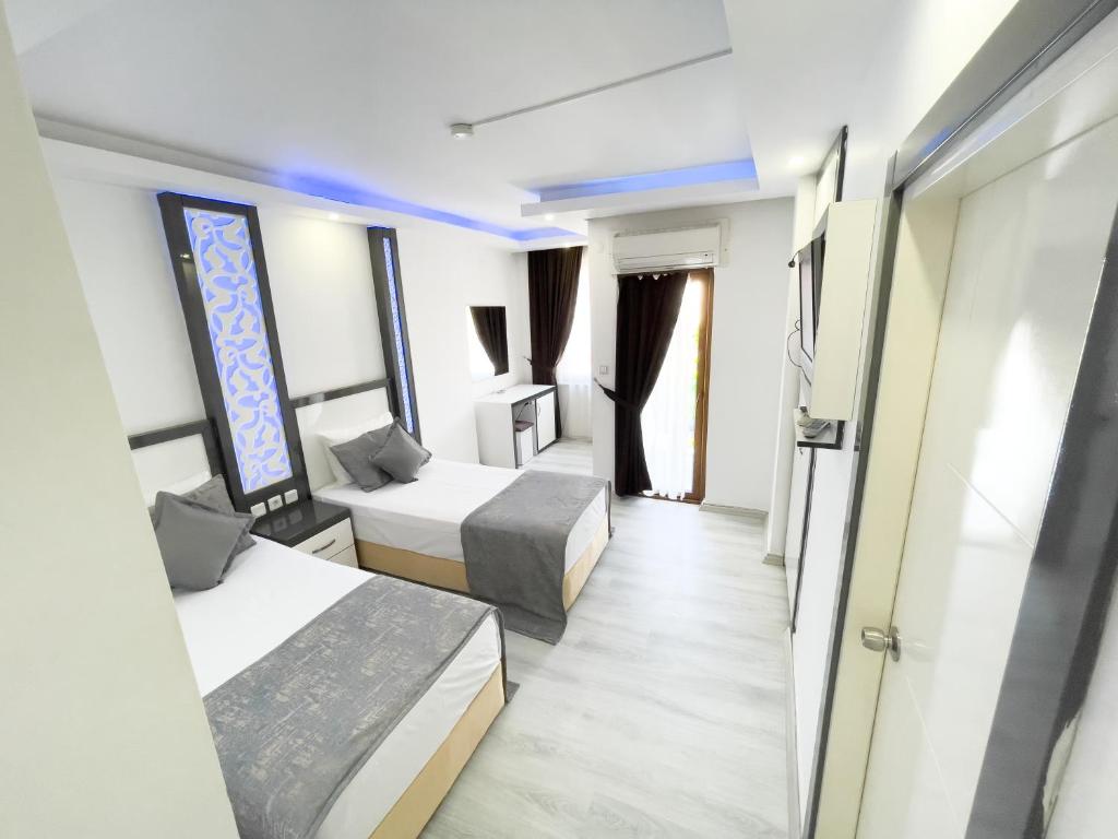 阿拉尼亞的住宿－Livane Sun Otel，一间酒店客房,设有两张床和走廊