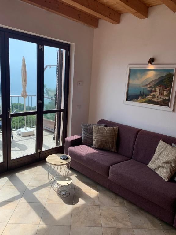 Posedenie v ubytovaní La Quiete 56 Lake view Apartment by Gardadomusmea