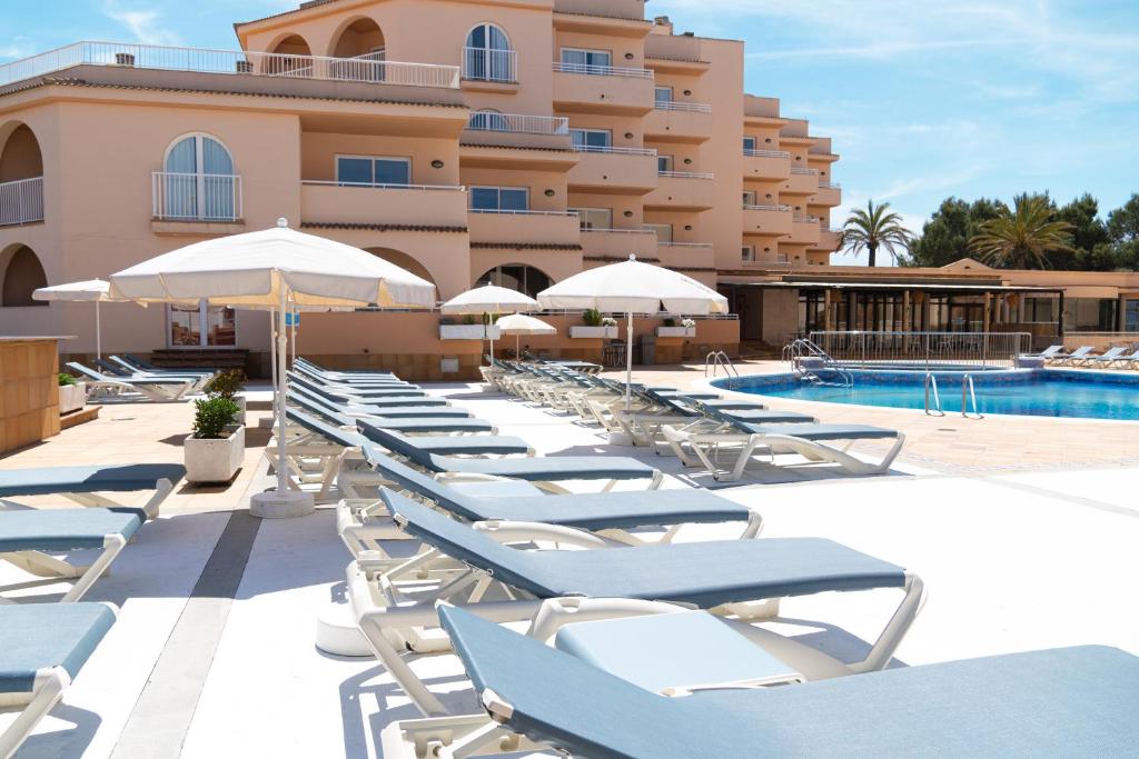 Basen w obiekcie Rosamar Ibiza Hotel lub w pobliżu