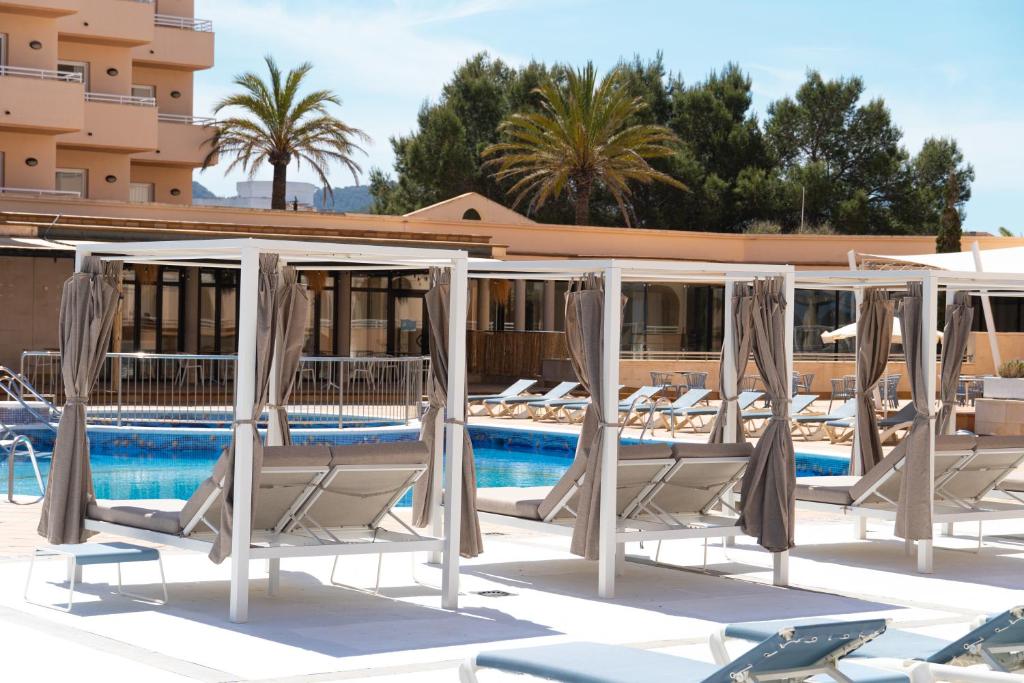 Basen w obiekcie Rosamar Ibiza Hotel lub w pobliżu