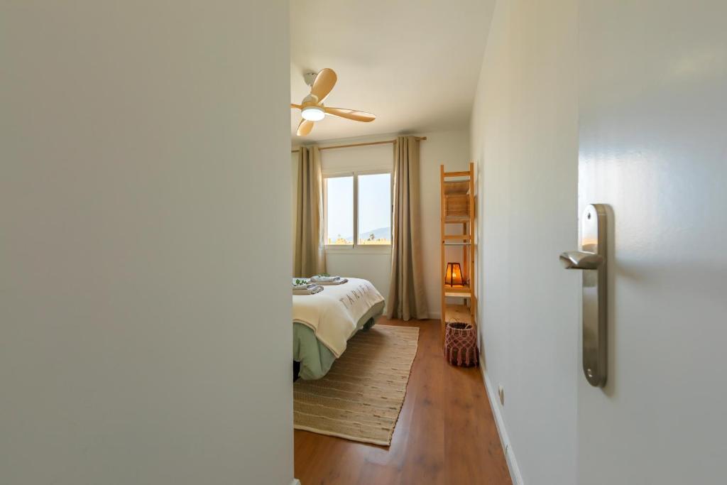 Postel nebo postele na pokoji v ubytování Beachfront, pool, terrace & WIFI - *SimplyTarifa*