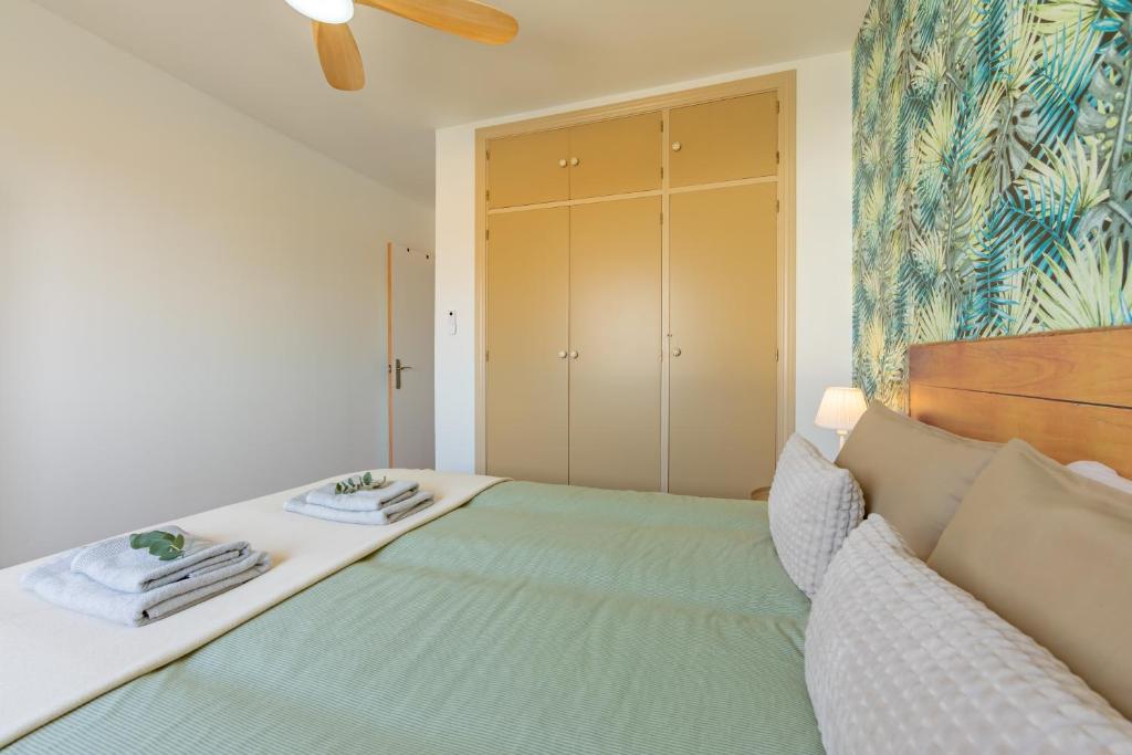 Postel nebo postele na pokoji v ubytování Beachfront, pool, terrace & WIFI - *SimplyTarifa*