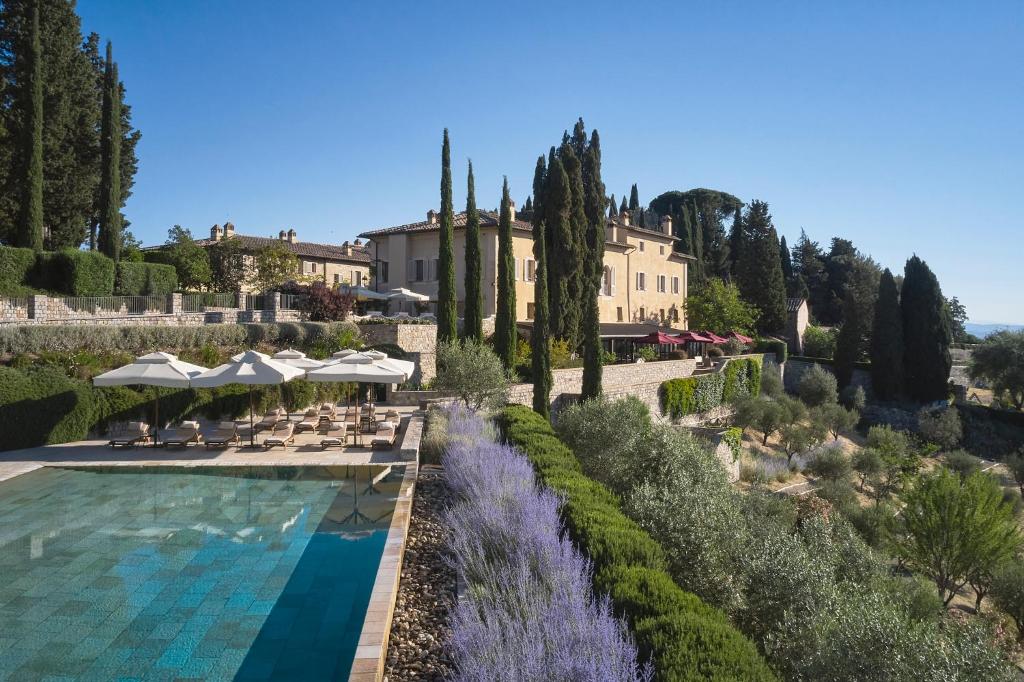 ein Resort mit einem Pool und einem Gebäude in der Unterkunft Rosewood Castiglion del Bosco in Castiglione del Bosco