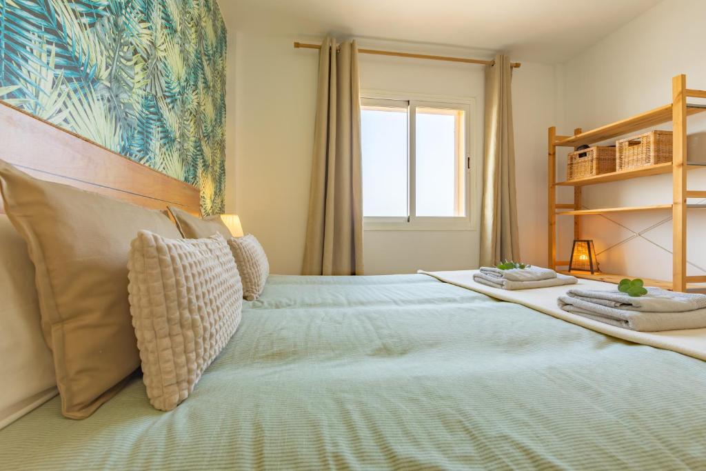 Postel nebo postele na pokoji v ubytování Beachfront, pool, terrace & WIFI - *SimplyTarifa*