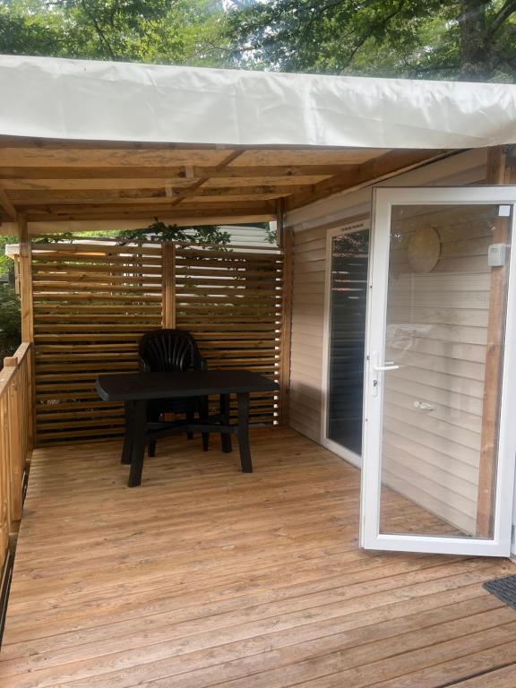 Patio alebo iná vonkajšia časť ubytovania Mobil Home du Lac - Camping 4 Étoiles