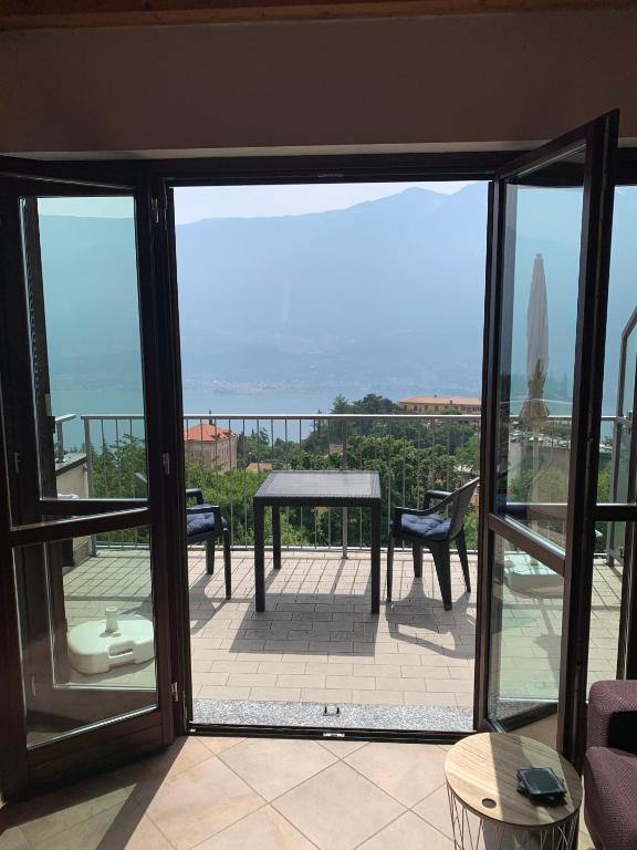 Balkón alebo terasa v ubytovaní La Quiete 56 Lake view Apartment by Gardadomusmea