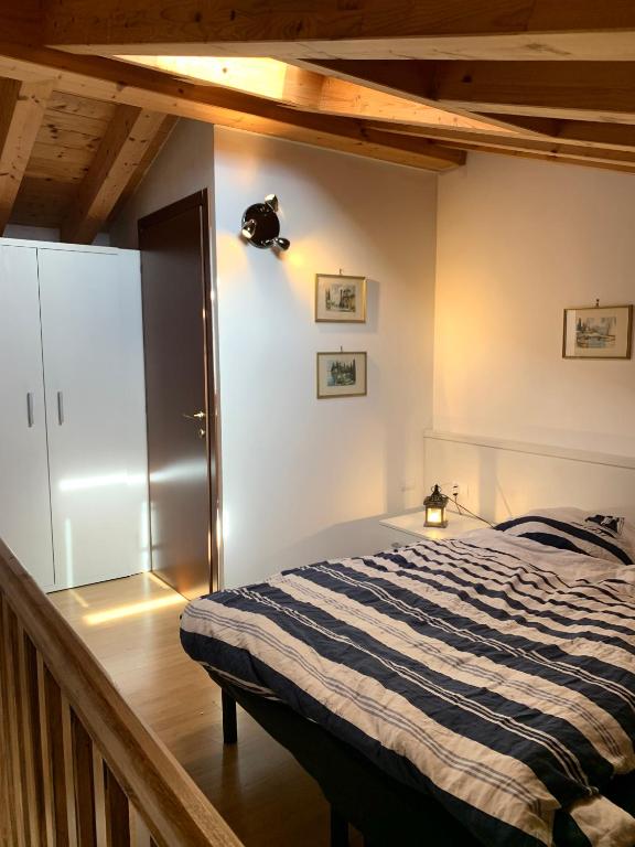 Posteľ alebo postele v izbe v ubytovaní La Quiete 56 Lake view Apartment by Gardadomusmea